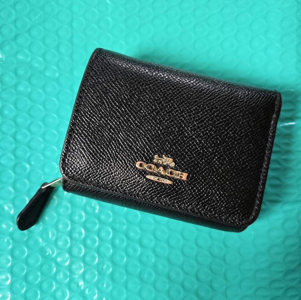 ⭐️Coach Black Leather Snap Wallet with Gold Logo⭐️